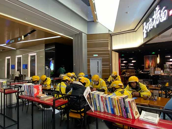 ▲ 下午五点半，本该是高峰期，骑手们还在等待派单。图 / 每日人物摄