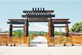     林都伊春木雕园大门。