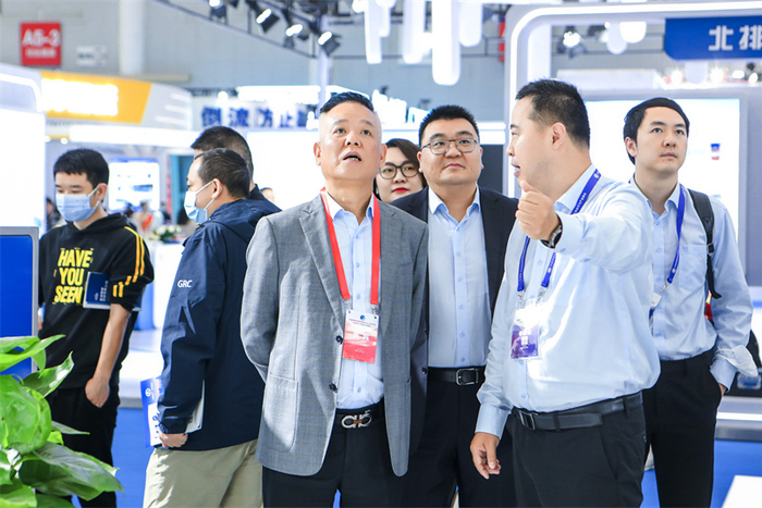 凯泉董事长兼总裁林凯文（右四）参观展位