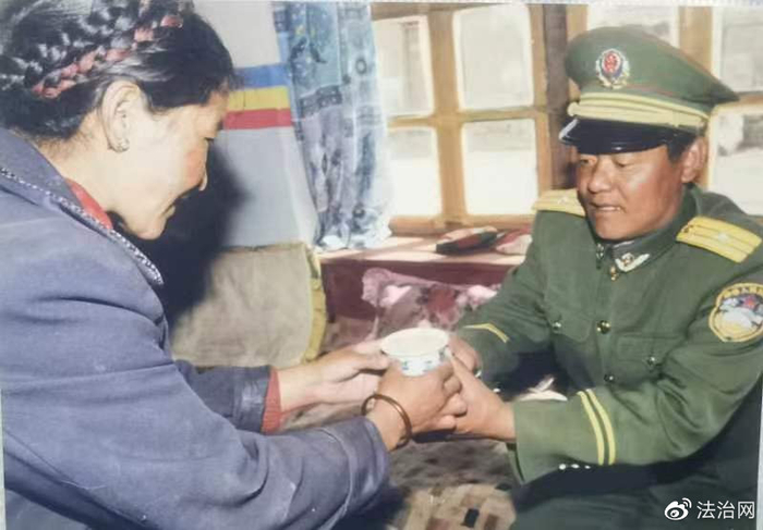 图为村民请索朗喝酥油茶。