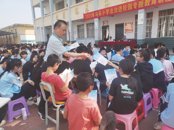     村（居）法律顾问走进小学为孩子们普及法律知识    本版图片由南宁市司法局提供