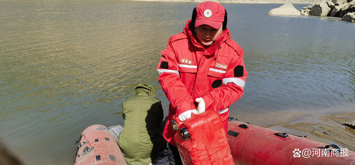 徐世海在水上义务救援中