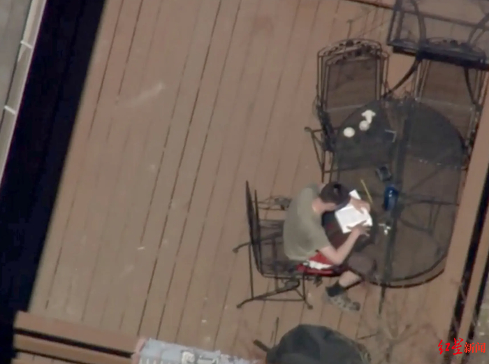 ↑根据美媒曝光的逮捕画面显示，当执法官员逼近时，特谢拉还在家中露台上安静读书