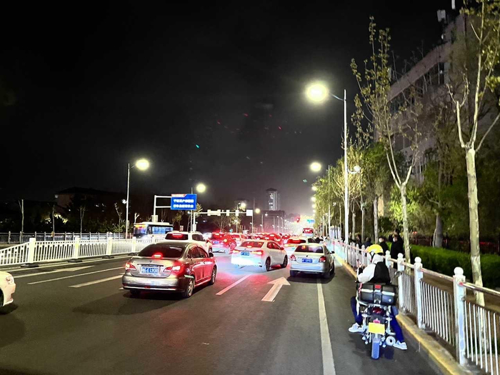 ↑山体周围群众驱车往外撤离 受访者供图