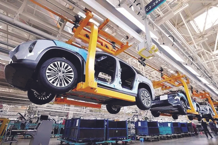     合肥，一家新能源汽车生产企业，工人在整车生产线上作业。新华社发