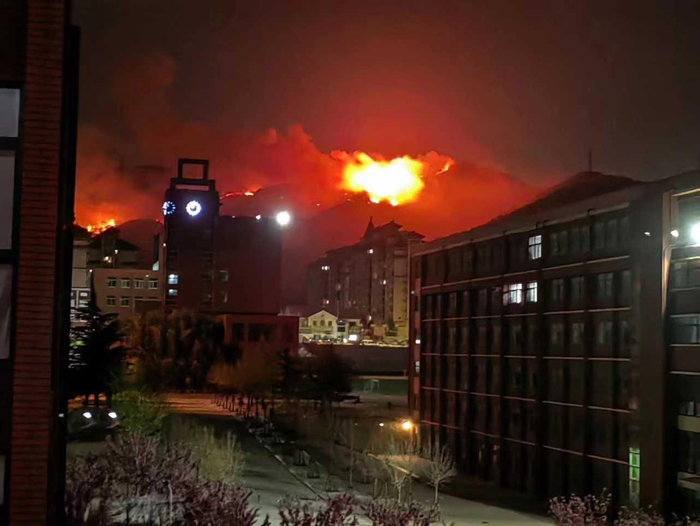 ↑附近居民拍下的山体大火 受访者供图