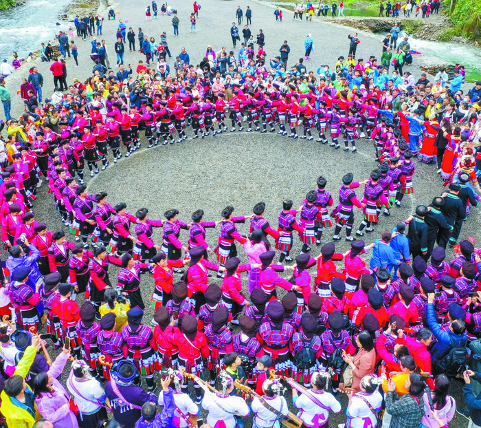 2021年龙胜各族自治县龙脊镇三月三活动现场，少数民族群众和游客一起跳舞。记者 游拥军 摄