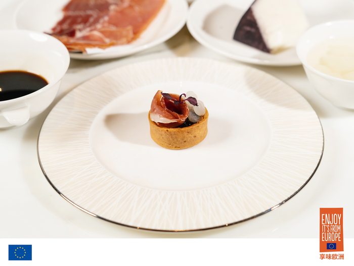 西班牙慕希亚红酒干酪PDO塔配伊比利亚火腿，意大利摩德纳香醋PGI和鸡尾酒洋葱
