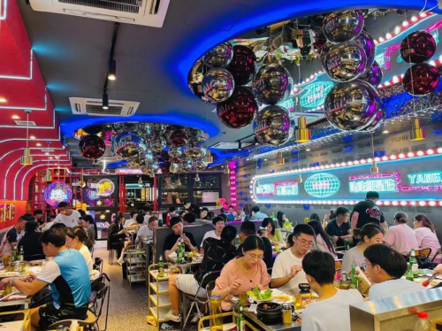 ▲周末晚间上海东北烧烤店内生意火爆 图源：商户供图