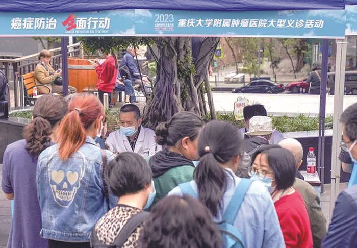     义诊活动现场，市民排队咨询。 据重庆日报