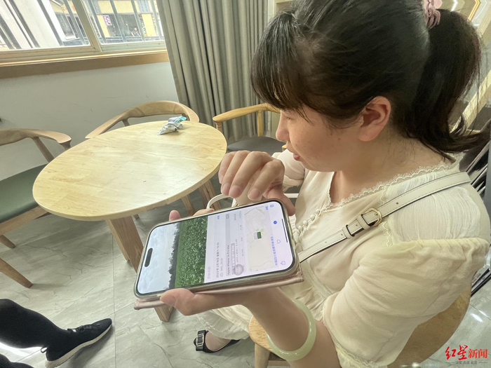 ▲刘静向记者演示自己的摄影作品
