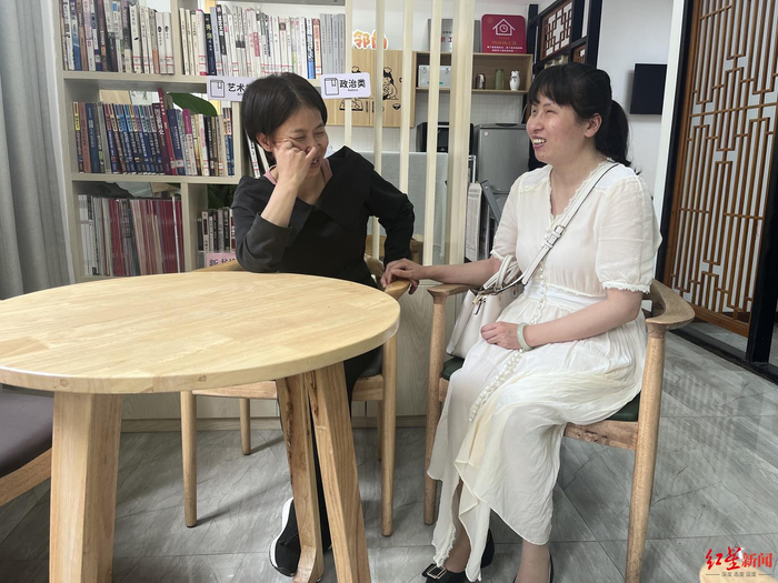 ▲任忠萍（左）和（刘静）