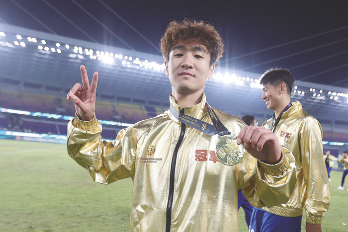     韦世豪（前）加盟武汉三镇 （资料图片）