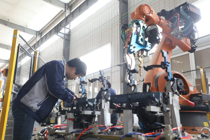 　　香河海潮制件有限公司车间，检验员在自动焊接机器人工位上检验焊接情况。朱钰爽摄