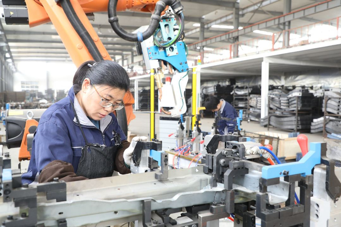 　　香河海潮制件有限公司车间，检验员在自动焊接机器人工位上检验焊接情况。朱钰爽摄