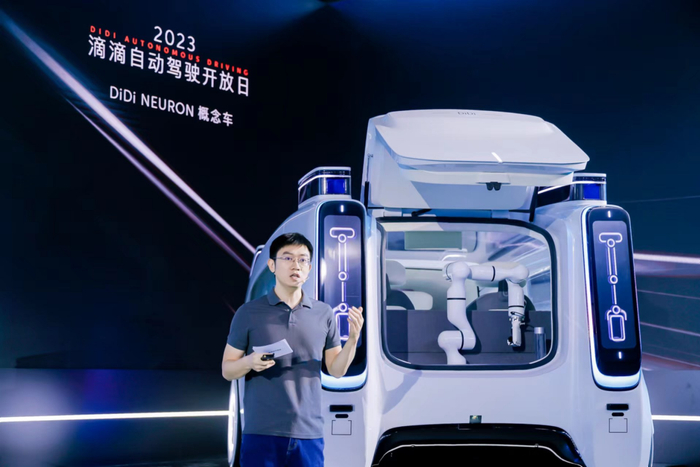 滴滴自动驾驶 COO 孟醒和滴滴无人驾驶概念车 DiDi Neuron | 图片来源：滴滴