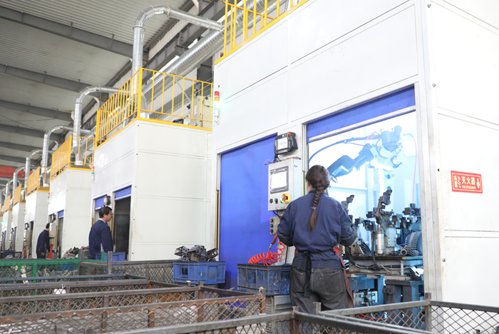 　　香河海潮制件有限公司车间，工人正在操作机械进行零部件焊接。朱钰爽摄