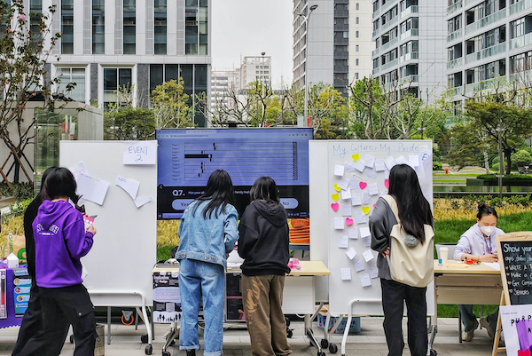 图说：上海纽约大学前滩校区的“紫罗兰感恩日”活动 新民晚报记者 陶磊 摄
