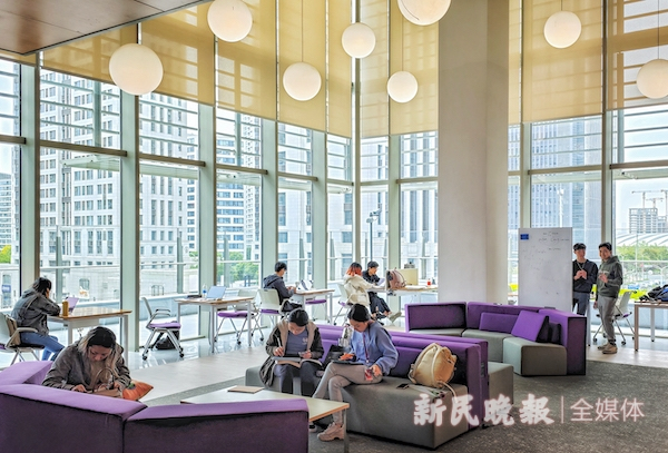 图说：舒适的阅览大厅是学生平时读书学习的场所