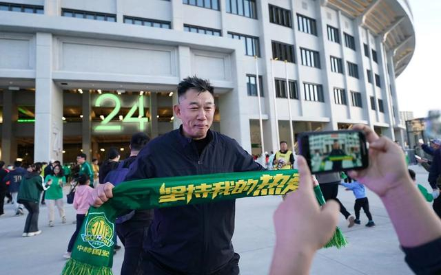 周宁在24号看台入口前为国安加油。  新京报记者 王飞 摄