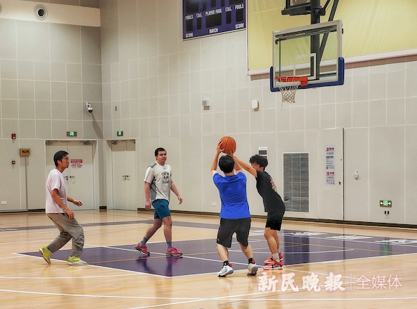 图说：学生在运动中心的篮球场切磋技艺