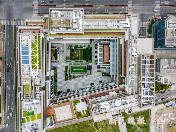 图说：上海纽约大学前滩校区采用四栋建筑合围的布局，将现代建筑和古典庭院的风格相结合 