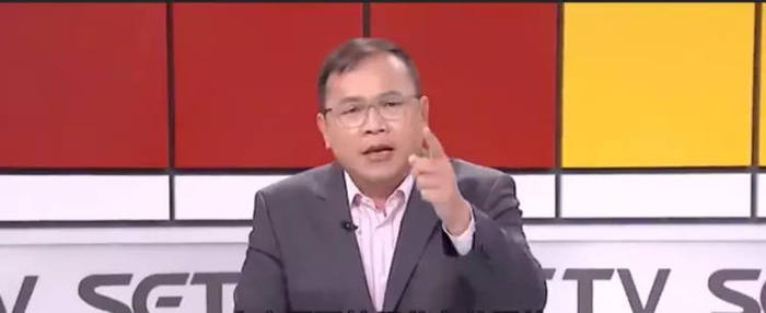 王义川在台湾电视屏幕上胡说大陆高铁没有靠背 图：台媒画面截屏