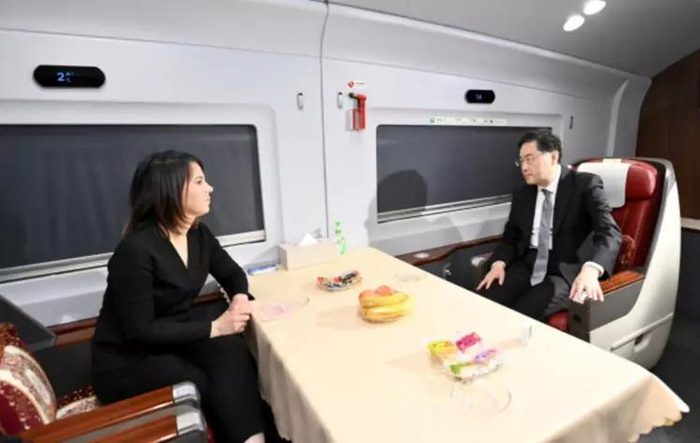 中德两国外长坐着高铁到北京 图：外交部网站