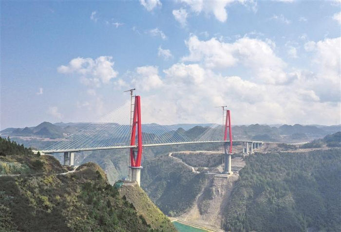     正在建设中的朵花特大桥。  贵州日报天眼新闻记者 陈慧 摄