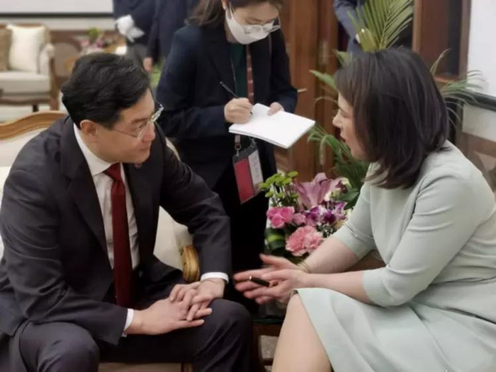 3月2日，外交部长秦刚在新德里出席二十国集团外长会期间会见德国外长贝尔伯克 图：外交部