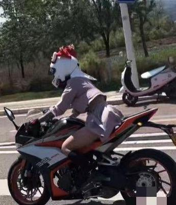 穿JK制服骑车女网红。　图/视频截图