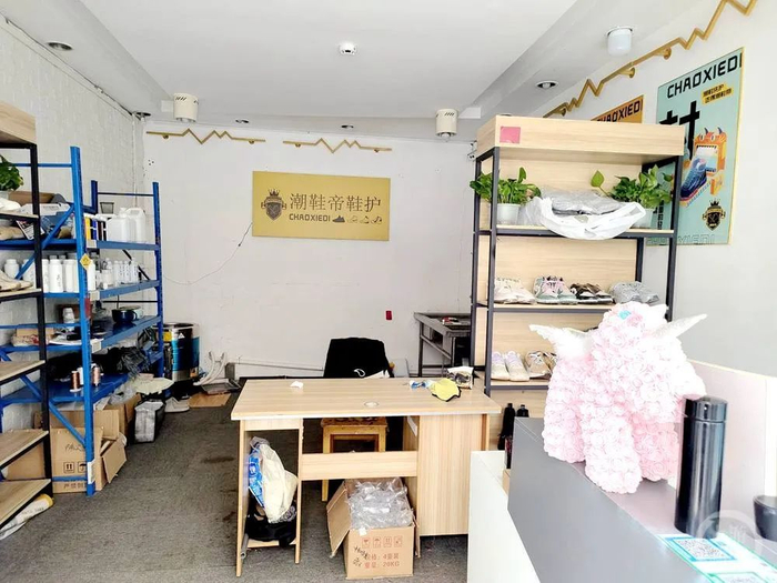 小张的洗鞋店。图源上游新闻