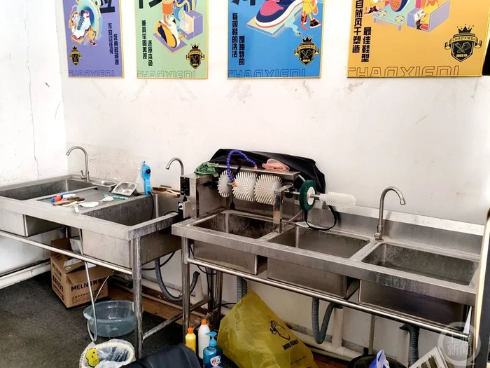小张洗鞋店内的洗鞋设备。图源上游新闻
