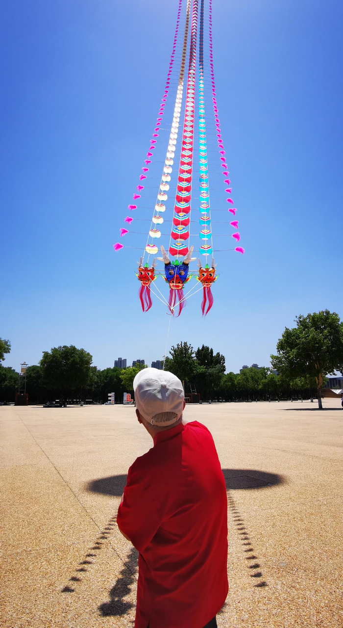 张天伟在大明宫放飞“动态龙“风筝。受访者供图