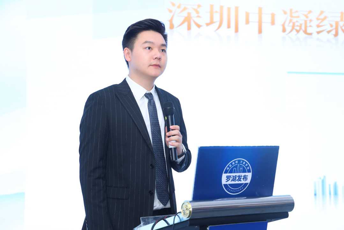 图为深圳中凝绿色建筑科技有限公司总经理王天赋在作主题发言。