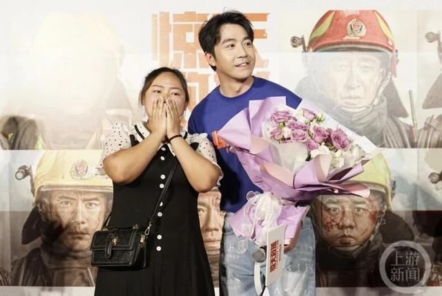 △粉丝同俞灏明惊喜合影