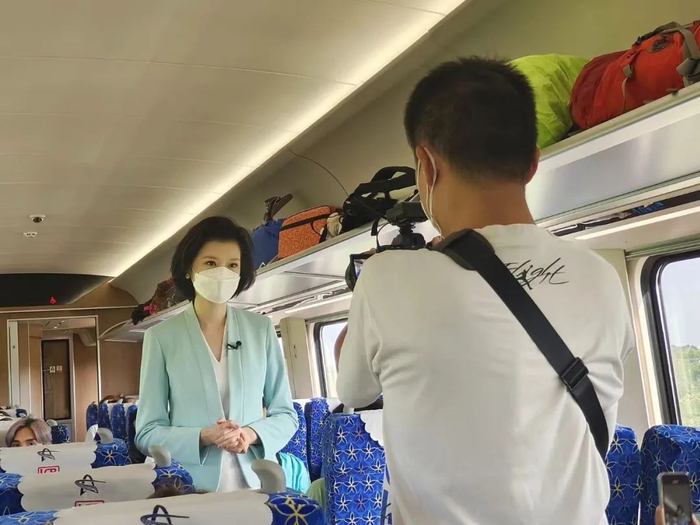 总台主持人邹韵在中老铁路“澜沧号”动车上采访