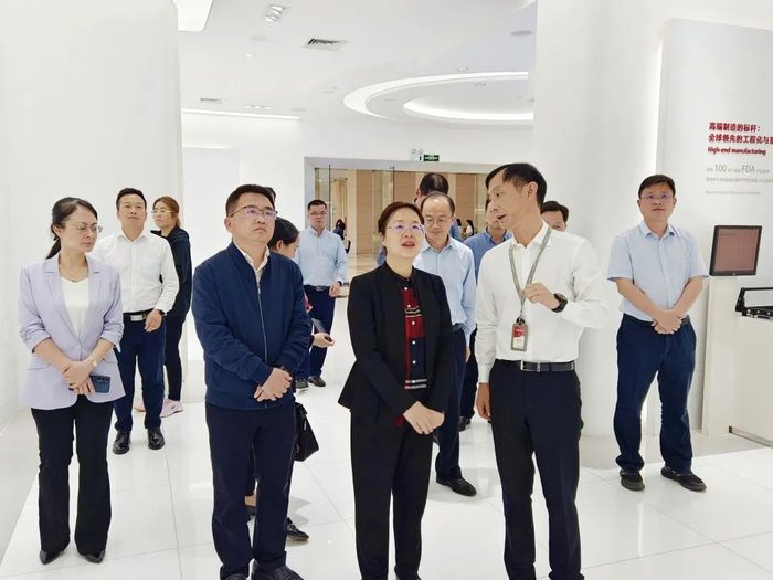 钟畅姿考察迈瑞生物医疗电子股份有限公司。邱鹏霖 摄