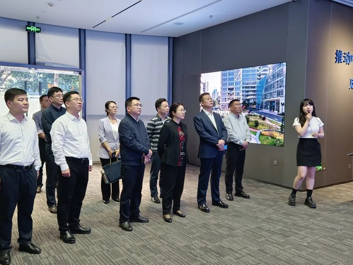 钟畅姿考察深圳科技工业园（集团）。邱鹏霖 摄