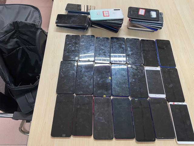 今年3月，顺义警方打掉一个为境外电诈集团提供技术中转通话服务的团伙，图为警方起获的作案通讯设备。新京报记者 张静姝 摄 