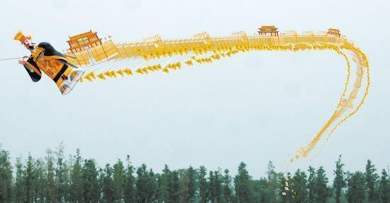 张天伟放飞的“秦始皇万里长城”风筝。受访者供图