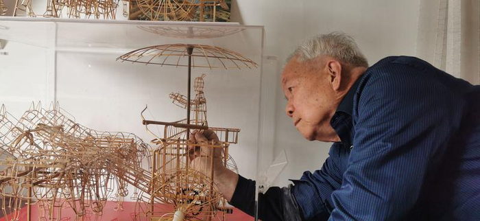 张天伟还特别为“秦始皇铜车马”的车夫，设计了一把宝剑。图为张天伟正在拆卸宝剑。记者 武丹摄