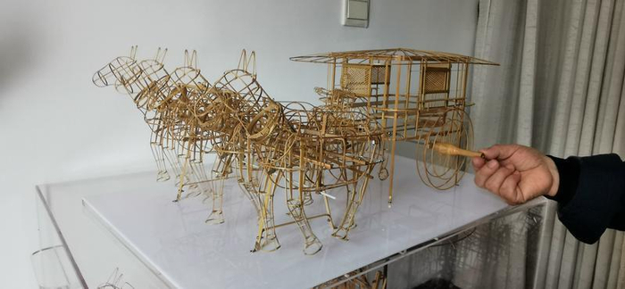 张天伟演示“秦始皇铜车马”的机械传动过程。记者 武丹摄