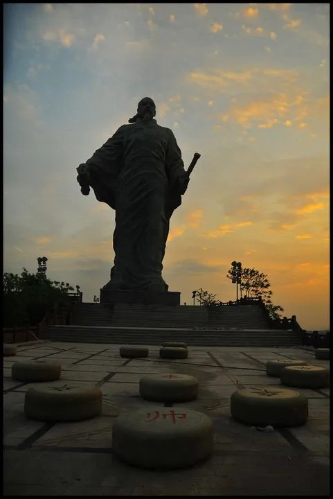 夕阳下的江西省铅山县河口古镇辛弃疾塑像。新华社发