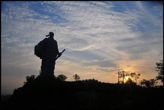 夕阳下的江西省铅山县河口古镇辛弃疾塑像。新华社发
