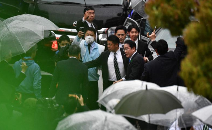 　　日本首相岸田文雄（右二）安全撤离事发地点后，当天继续到千叶市参加众议院补选的助选活动。（法新社）