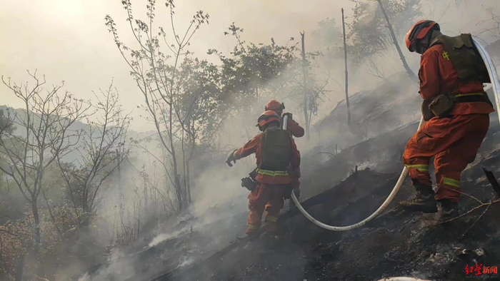 ↑消防员灭火，图据云南省森林消防总队