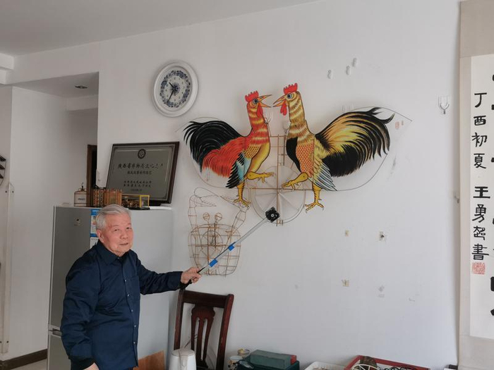 这是张天伟后来自己创作的“公鸡斗架”风筝。风筒一吹，两只公鸡的腿、脖子、嘴有序运动，好像真的在打架一般。记者 武丹摄