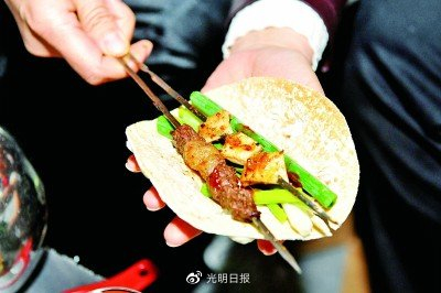 淄博烧烤与小葱、小饼结合。资料图片