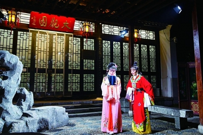 《金陵寻梦·夜瞻园》沉浸式园林实景演出。 南京日报/紫金山新闻记者 邢虹 摄